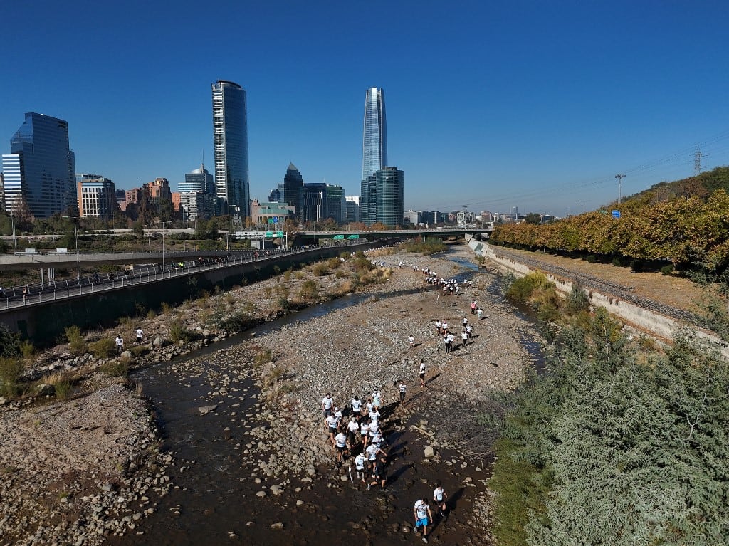 Vista aérea de corredores participando en una carrera a lo largo de las orillas del río Mapocho en Santiago, el 17 de mayo de 2026. (Foto de Rodrigo ARANGUA / AFP)