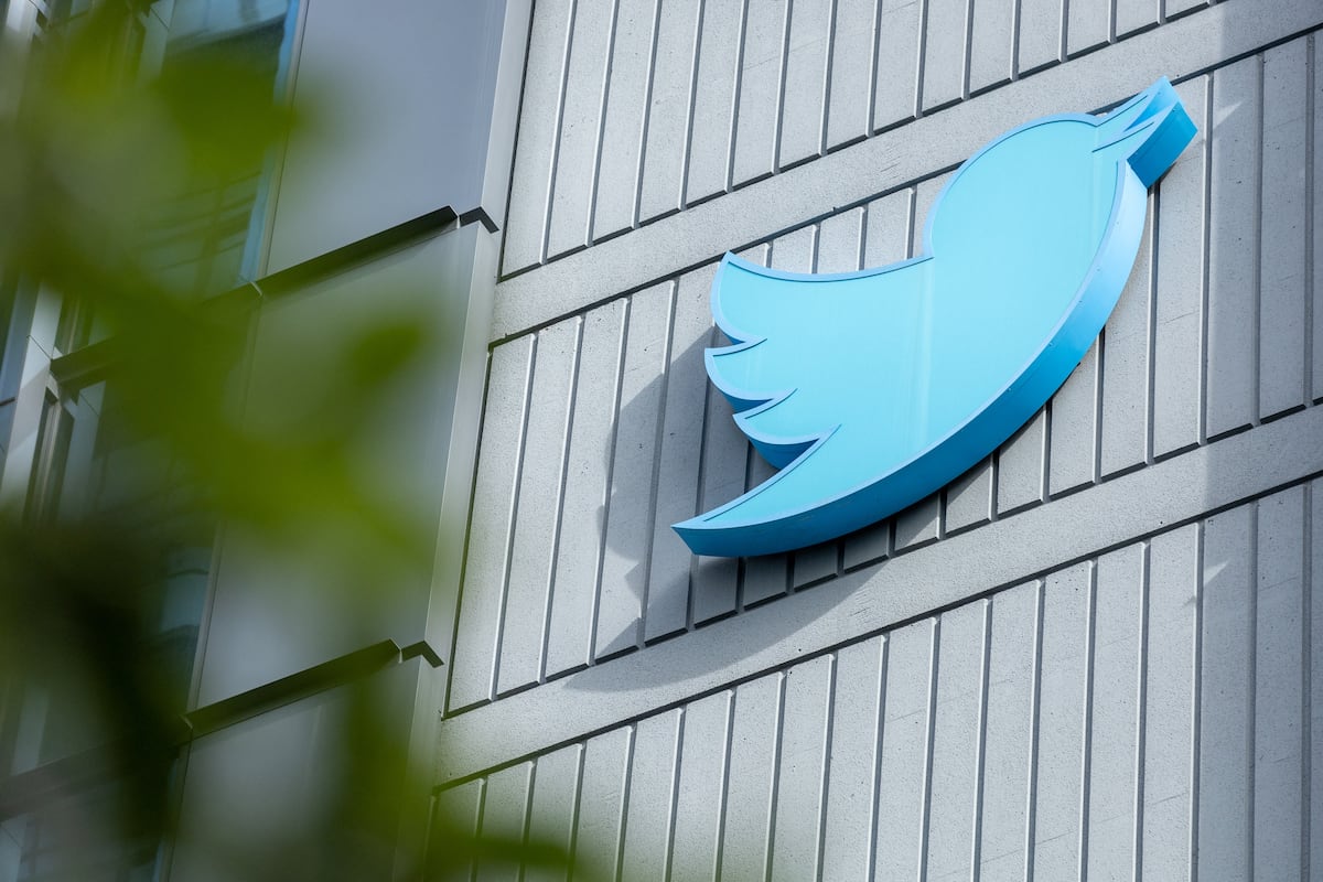 La demanda de Woodfield acusa a la empresa de incumplimiento de contrato y fraude. Woodfield también afirma que Twitter lo eligió para ser despedido por ser un “trabajador mayor”, aunque en la denuncia no se indica su edad. (Foto por Constanza HEVIA / AFP)