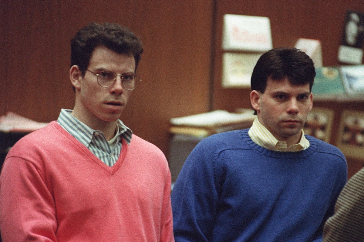 Erik Menéndez y su hermano Lyle escuchan durante una audiencia previa al juicio, el 29 de diciembre de 1992 en Los Ángeles, Estados Unidos (Foto: VINCE BUCCI / AFP)