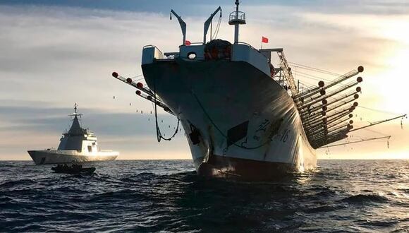29 de diciembre del 2022 Hace 1 año. El negocio ilegal de la flota china en aguas peruanas. Son más de 600 embarcaciones que extraen cerca de 50 mil toneladas de pota al año.