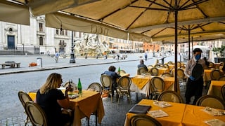 Cauto regreso a la mesa en restaurantes y cafés europeos por el coronavirus