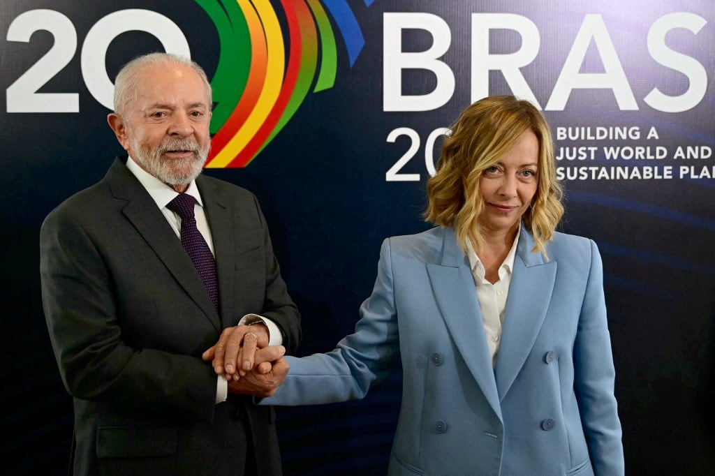 (FILES) Brazilian President Luiz Inacio Lula da Silva (L) shakes hands with Italy's Prime Minister Giorgia Meloni before a bilateral meeting in Rio de Janeiro on November 17, 2024, ahead of the G20 Summit. Brazil's President Luiz Inacio Lula da Silva warned on December 17, 2025, that if a trade deal between the European Union and South America's Mercosur trade bloc is not signed as planned on December 20, it will not happen at all while he is president. EU plans to seal a vast trade deal with Mercosur were thrown into disarray Wednesday as Italy joined France in demanding more time to sign off on it. (Photo by Mauro PIMENTEL / AFP)