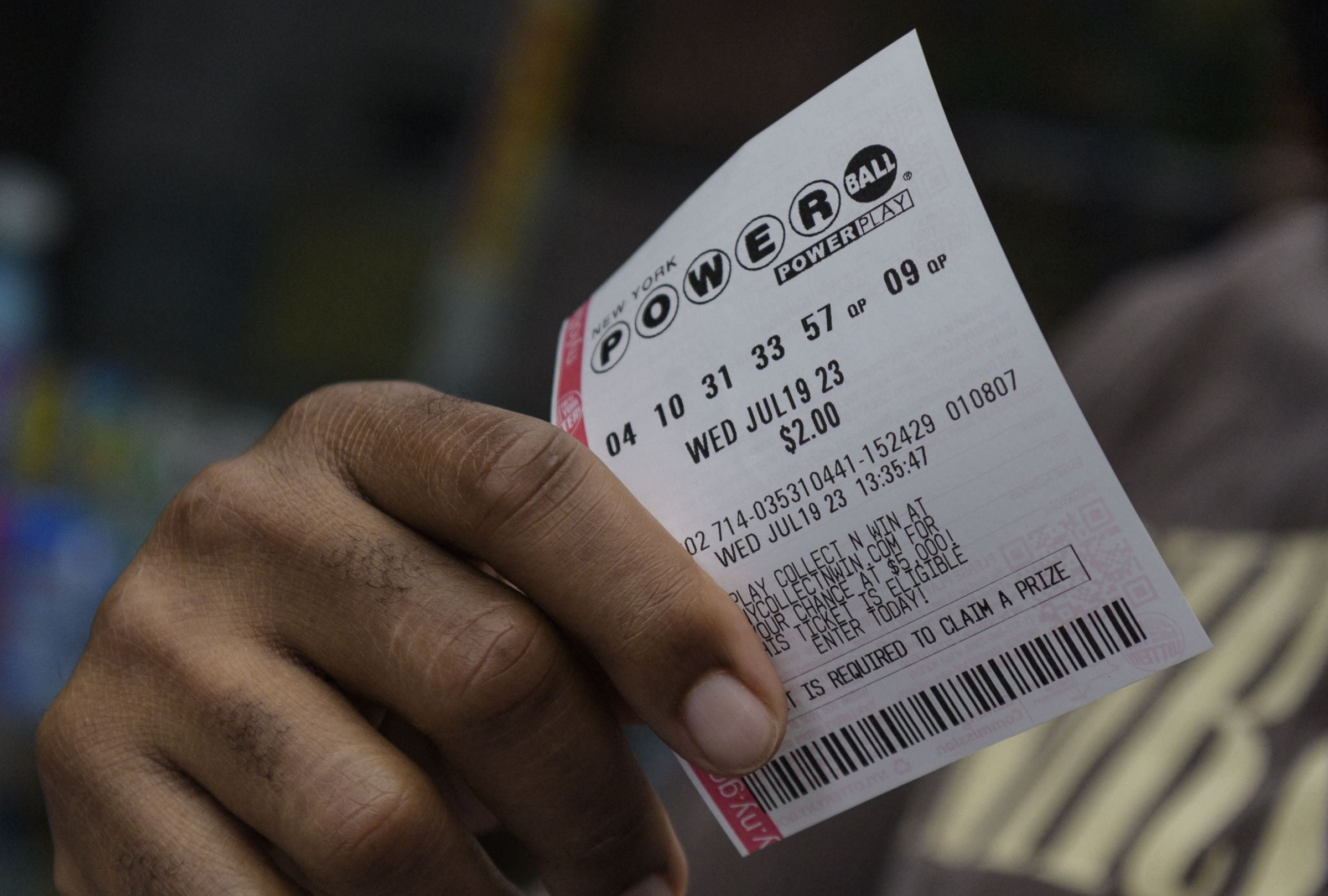 Revisa esta nota para conocer los números ganadores del Powerball en el sorteo del 23/03/2026 y averiguar si el premio mayor ya tiene dueño. (Foto: ANGELA WEISS / AFP)