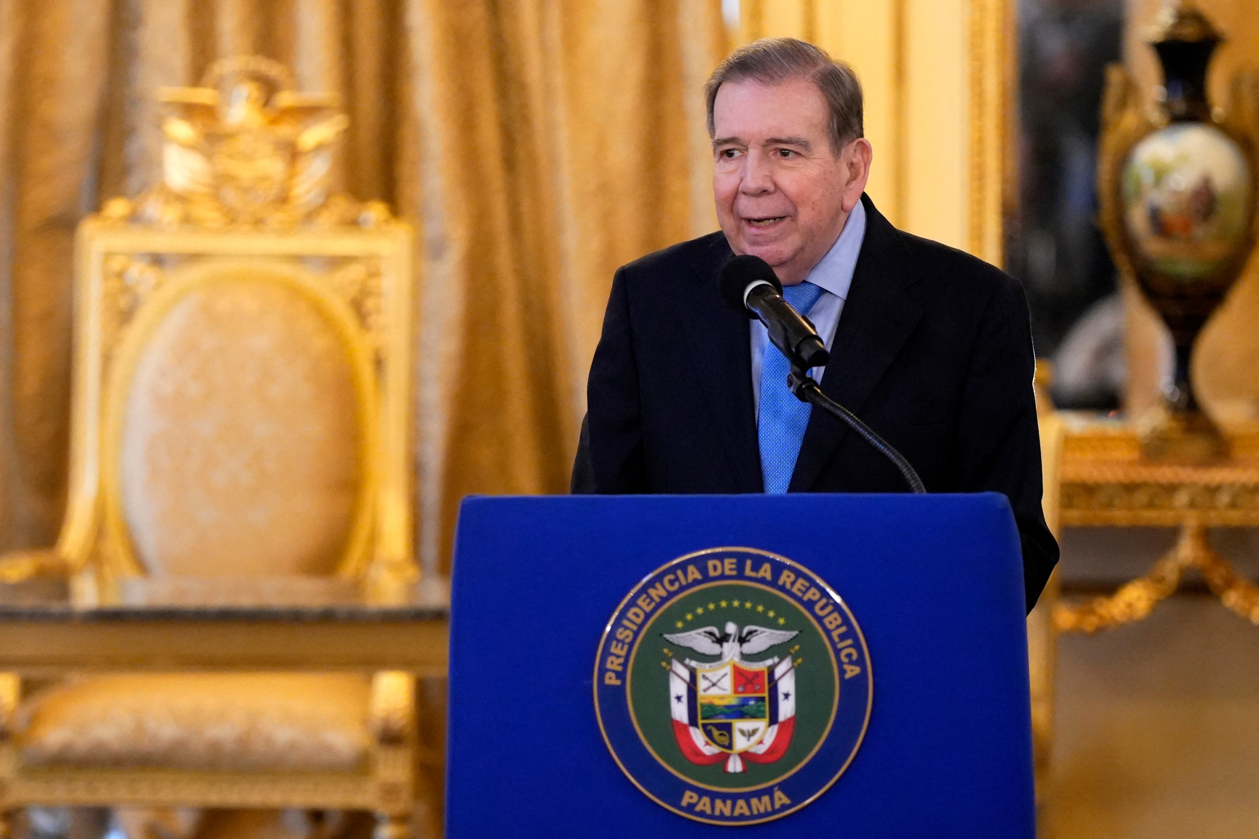 El líder opositor venezolano Edmundo González Urrutia habla después de una reunión con el presidente de Panamá, José Raúl Mulino (fuera de cuadro) en el palacio presidencial en la Ciudad de Panamá, el 8 de enero de 2025. (Foto de ARNULFO FRANCO / AFP)