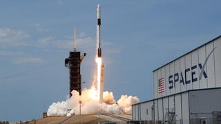 SpaceX espera llevar primeros turistas al espacio a fines del 2021