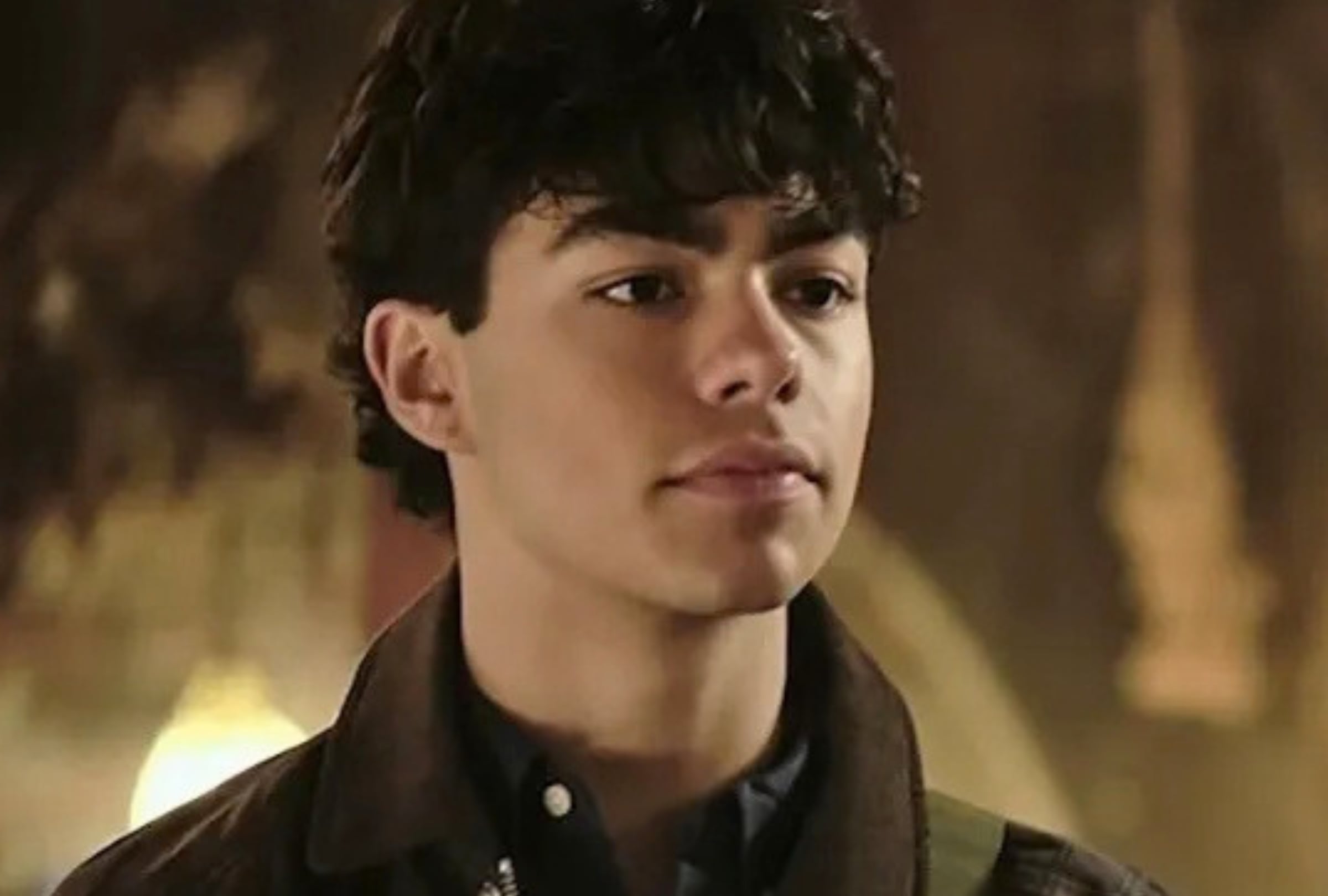 El actor Malachi Barton como Jake en una escena de la serie de drama sobrenatural "Coven Academy" (Foto: Chorus Boy / Disney Branded Television)