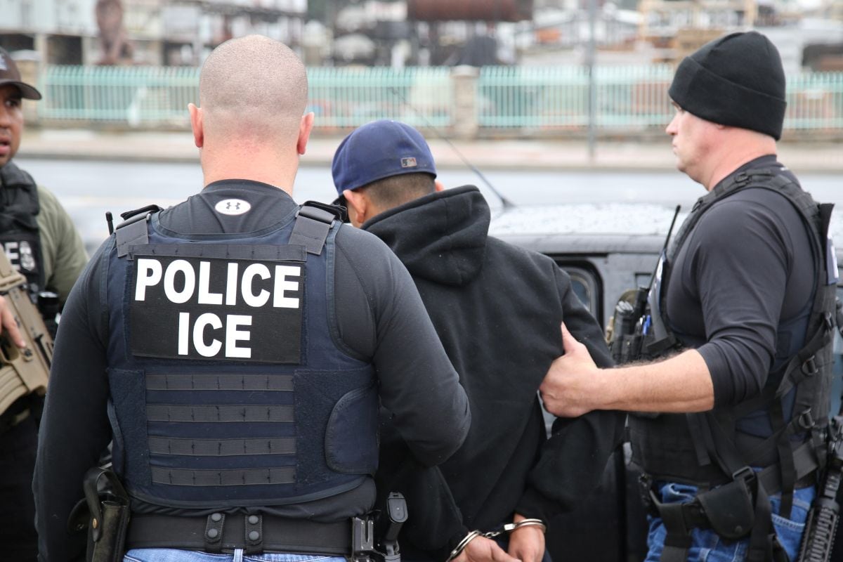 Datos internos revelan que más de 75 mil migrantes sin antecedentes fueron detenidos en operativos de ICE durante el primer año del Gobierno Trump. Foto: EFE.