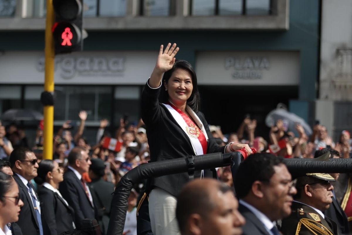 La presidenta Keiko Fujimori y altas autoridades del Estado asisten a la ceremonia oficial que reúne a delegaciones militares y policiales. Foto: GEC.
