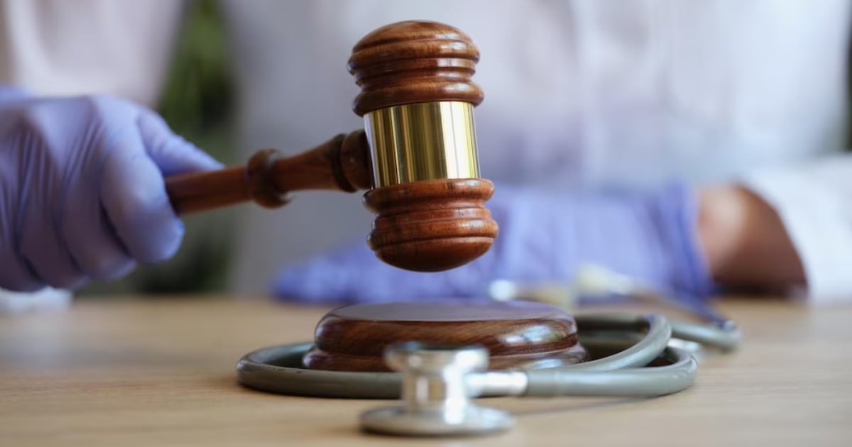 Personal médico tiene prohibido realizar celebraciones en horario laboral: estas son las sanciones. Foto: Freepick