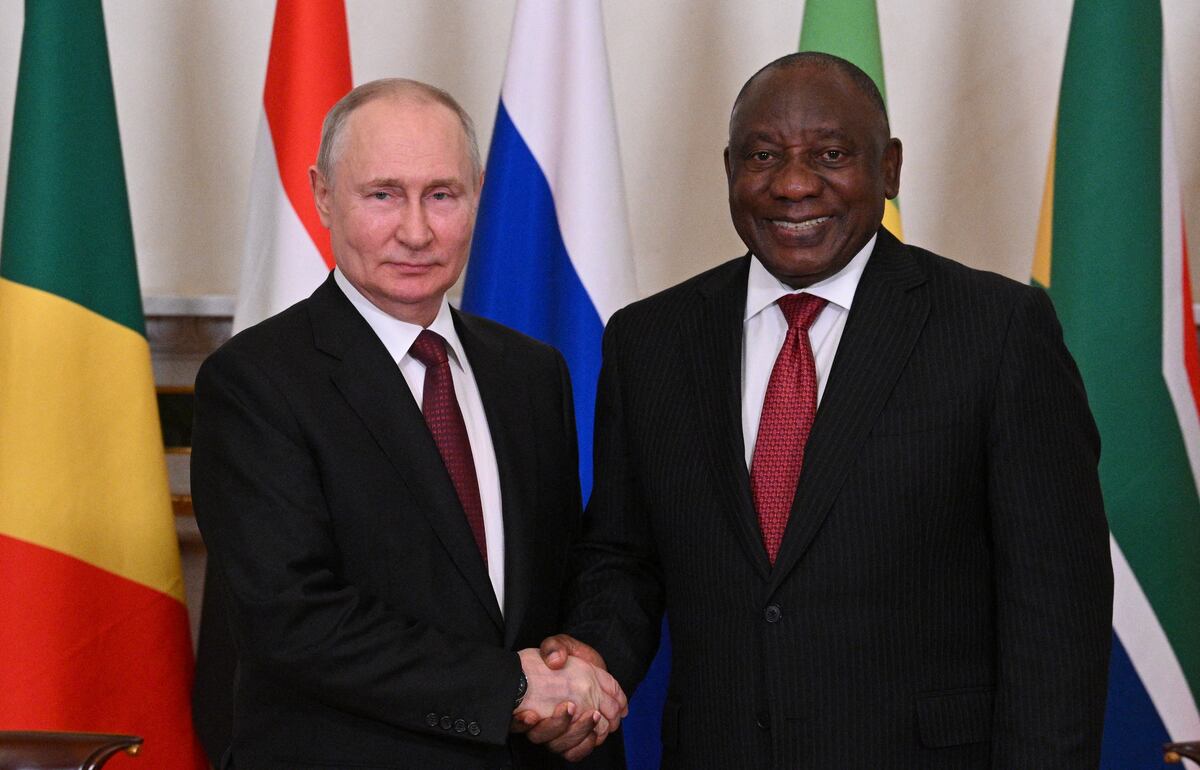 El presidente ruso, Vladimir Putin (izq.), estrechando la mano del presidente de Sudáfrica, Cyril Ramaphosa (der.). (Foto de Ramil Sitdikov / RIA NOVOSTI / AFP)