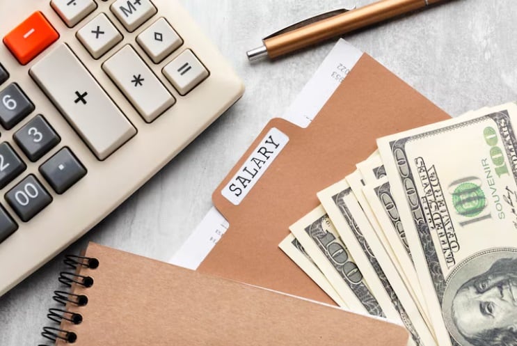 A partir del 1 de julio de 2026, localidades como Los Ángeles, Fremont, San Francisco, Santa Mónica o West Hollywood ajustarán sus tarifas mínimas por hora, en algunos casos por encima de los US$19 (Foto referencial: Freepik)