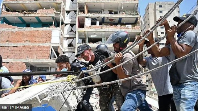 Vecinos de la Guaira se organizan en labores de rescate y búsqueda sin el equipamiento de seguridad necesario. (Getty Images).