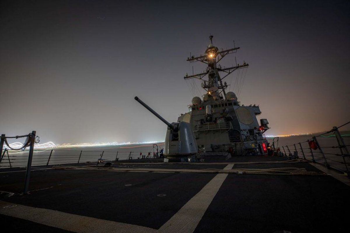 En esta imagen obtenida del Departamento de Defensa de EEUU, el destructor de misiles Arleigh Burke USS Carney transita por el Canal de Suez .(Foto: AFP)
