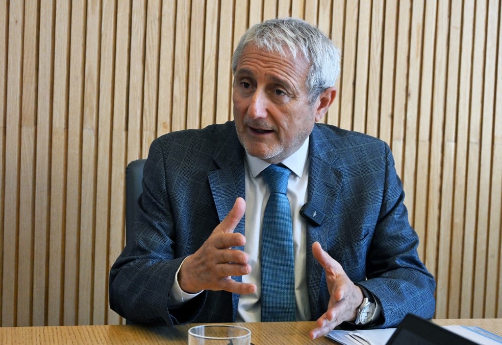 El ministro de Ciencia, Tecnología, Conocimiento e Innovación de Chile, Aldo Valle, habla con AFP antes del lanzamiento de la nueva plataforma Latam-GPT, previsto para el 10 de febrero en Santiago, el 6 de febrero de 2026. (Foto: Rodrigo ARANGUA / AFP)