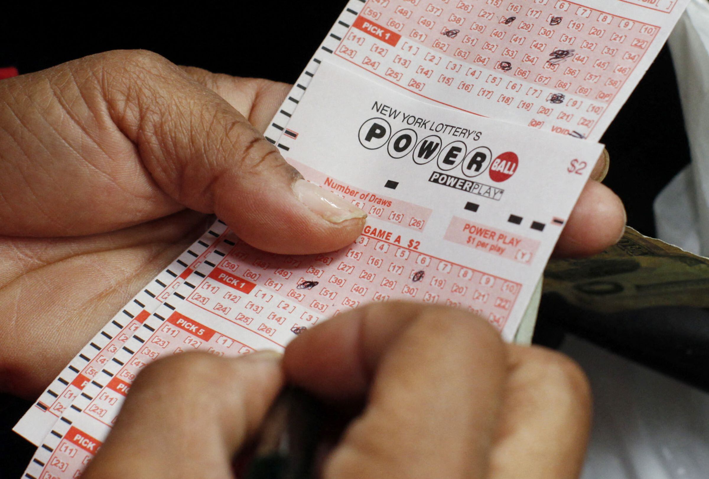 Revisa esta nota para que descubras quién ganó el Powerball hoy, sábado 17 de enero, en EE.UU. (Foto: Kena Betancur / AFP)