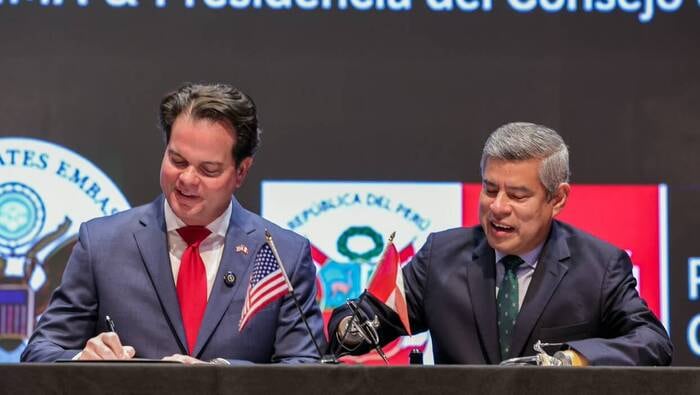 Embajador de Estados Unidos en Perú, Bernie Navarro y el presidente del Consejo de Ministros, Luis Galarreta firman acuerdo. Foto: PCM.