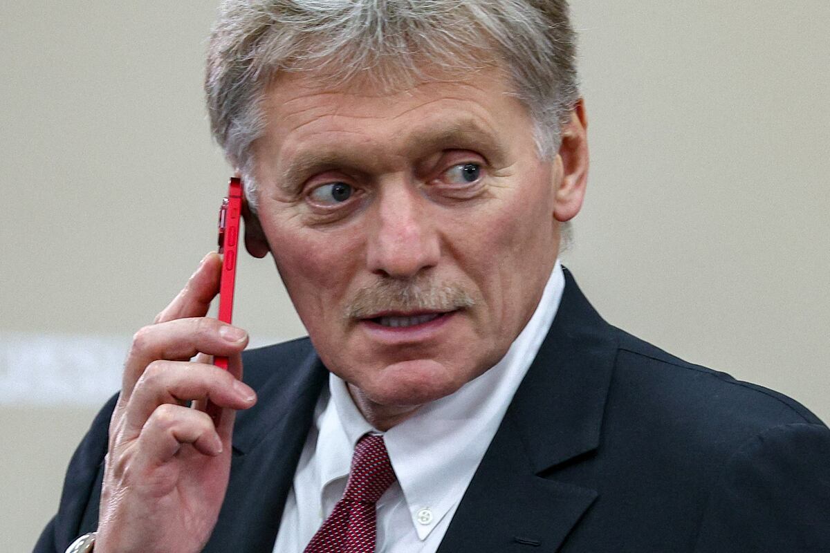 El portavoz del Kremlin, Dmitry Peskov, usa un teléfono inteligente durante la segunda cumbre Rusia-África en San Petersburgo el 27 de julio de 2023. (Foto de yegor aleyev / TASS Host Photo Agency / AFP)
