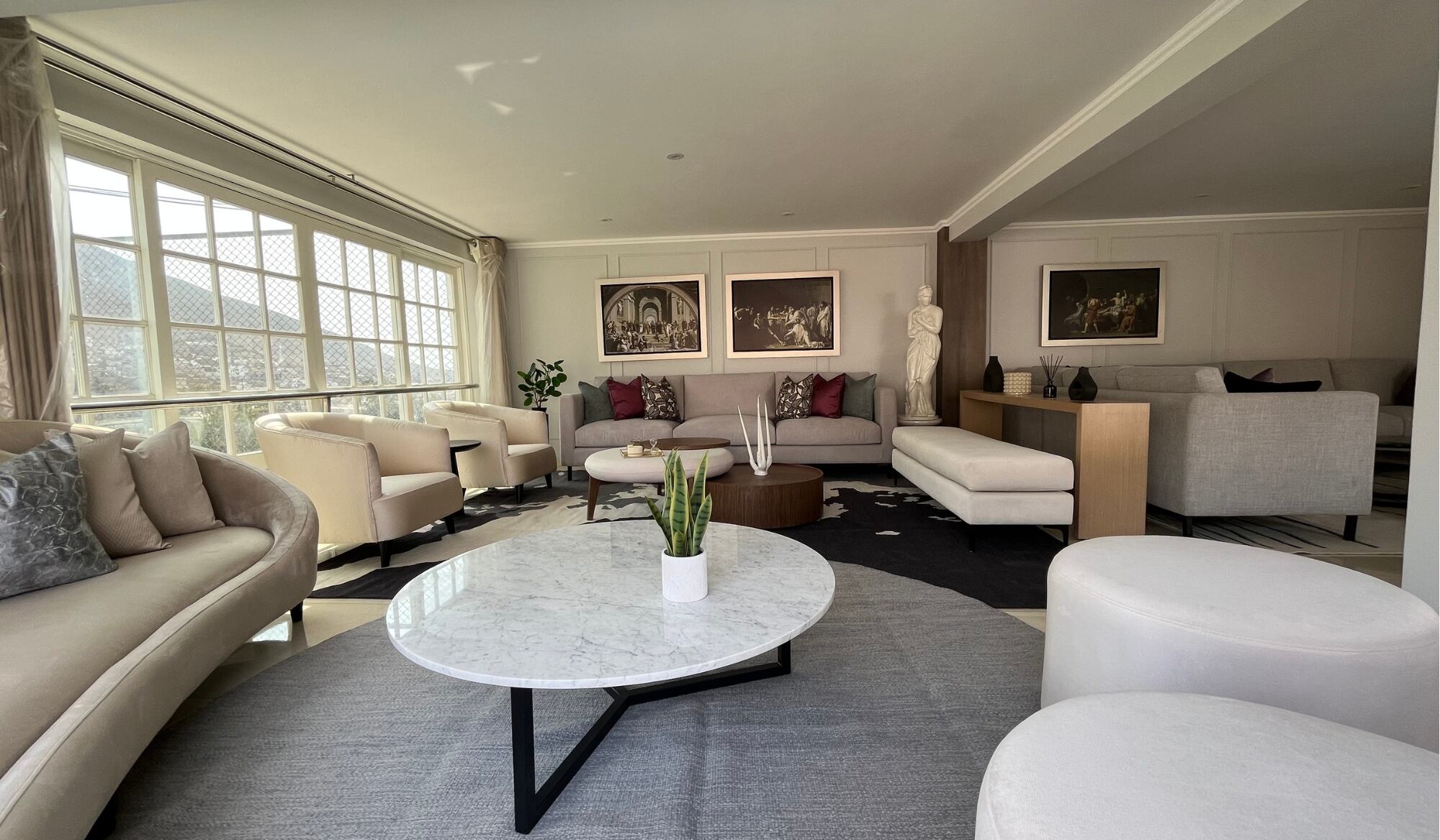 Lusiana Guevara Maraví, de Alma Studio: "Hay una preferencia por elementos decorativos como esculturas geométricas en paredes, cuadros con marcos negros y dorados delgados, y lienzos en tonos neutros, entre otros". Fotos: Difusión