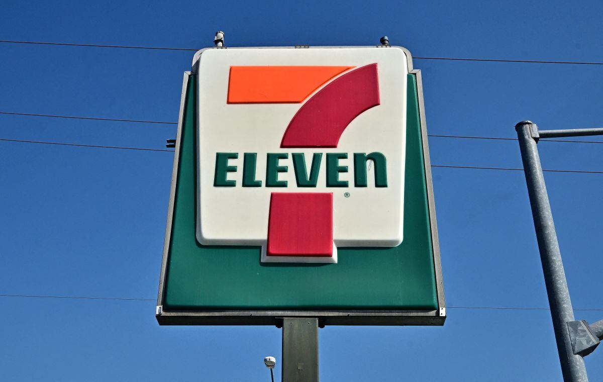 Se ve un cartel de 7-Eleven en Los Ángeles, California, el 9 de octubre de 2024 (Foto: Frederic J. Brown / AFP)