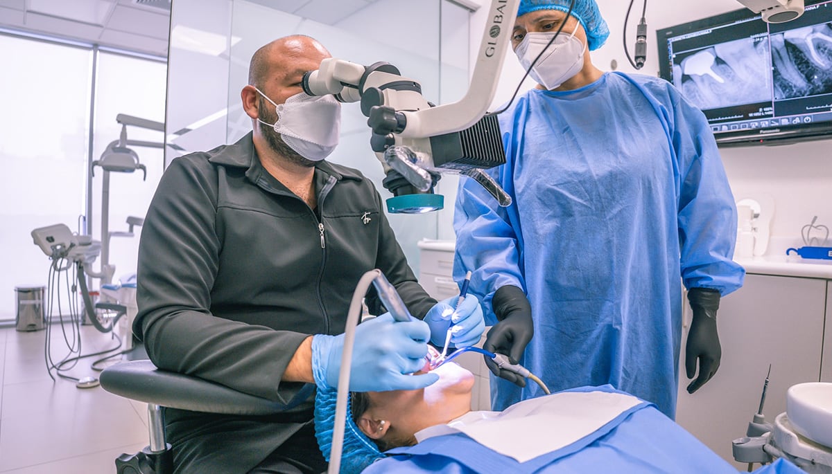El odontólogo peruano Renzo Nazario ha enfocado su carrera en resolver casos endodónticos complejos mediante tecnología, terapias biológicas y formación académica. Su trabajo combina práctica clínica especializada, docencia universitaria y promoción de espacios científicos para el desarrollo de la endodoncia en la región.
Foto: Difusión