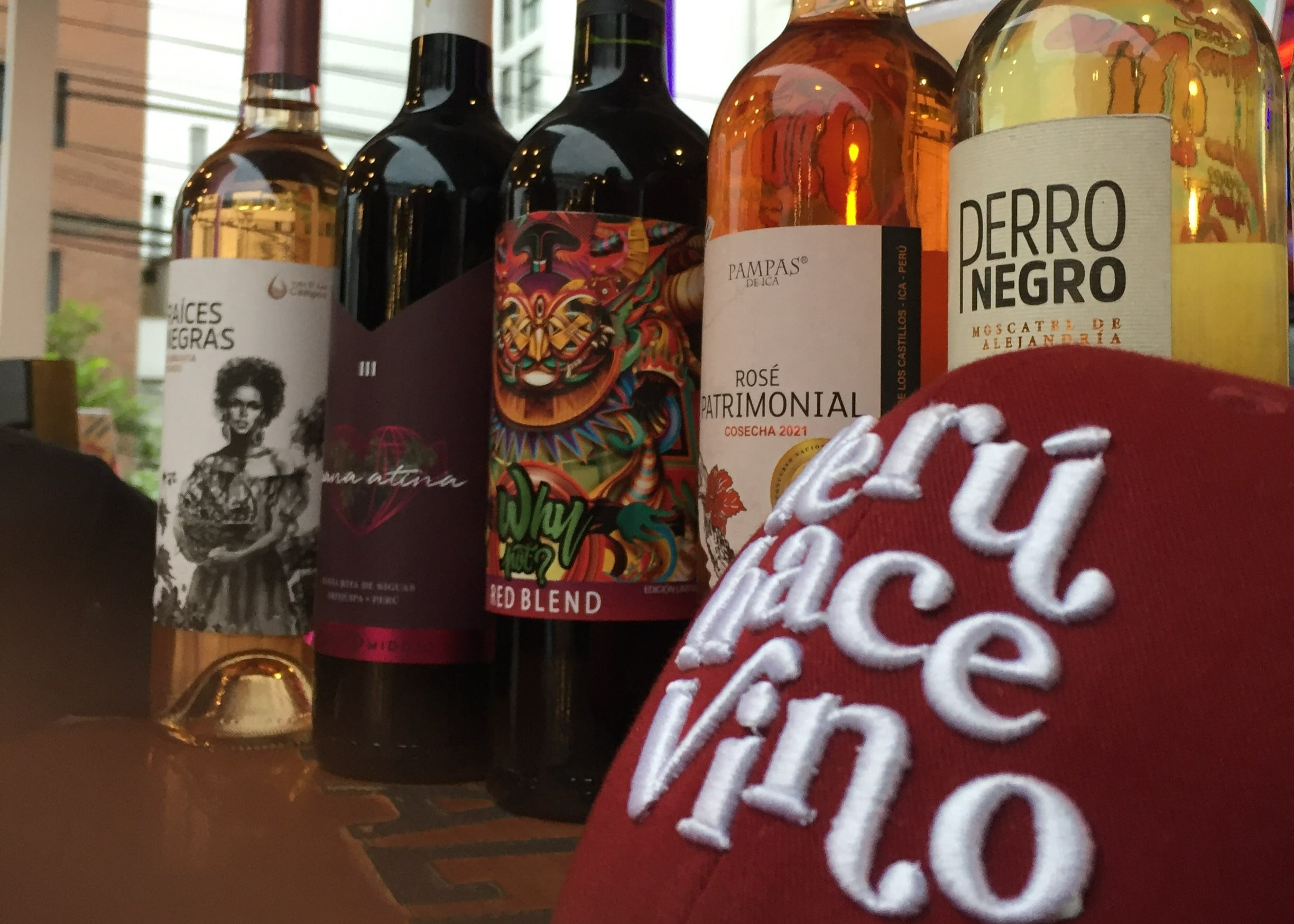 "Hacer vino en el Perú es un acto de fe pura. No es lo mismo plantar una hectárea en Burdeos, donde la lluvia y el clima están escritos en manuales centenarios, que domar el desierto de Ica o los valles indómitos del sur.".