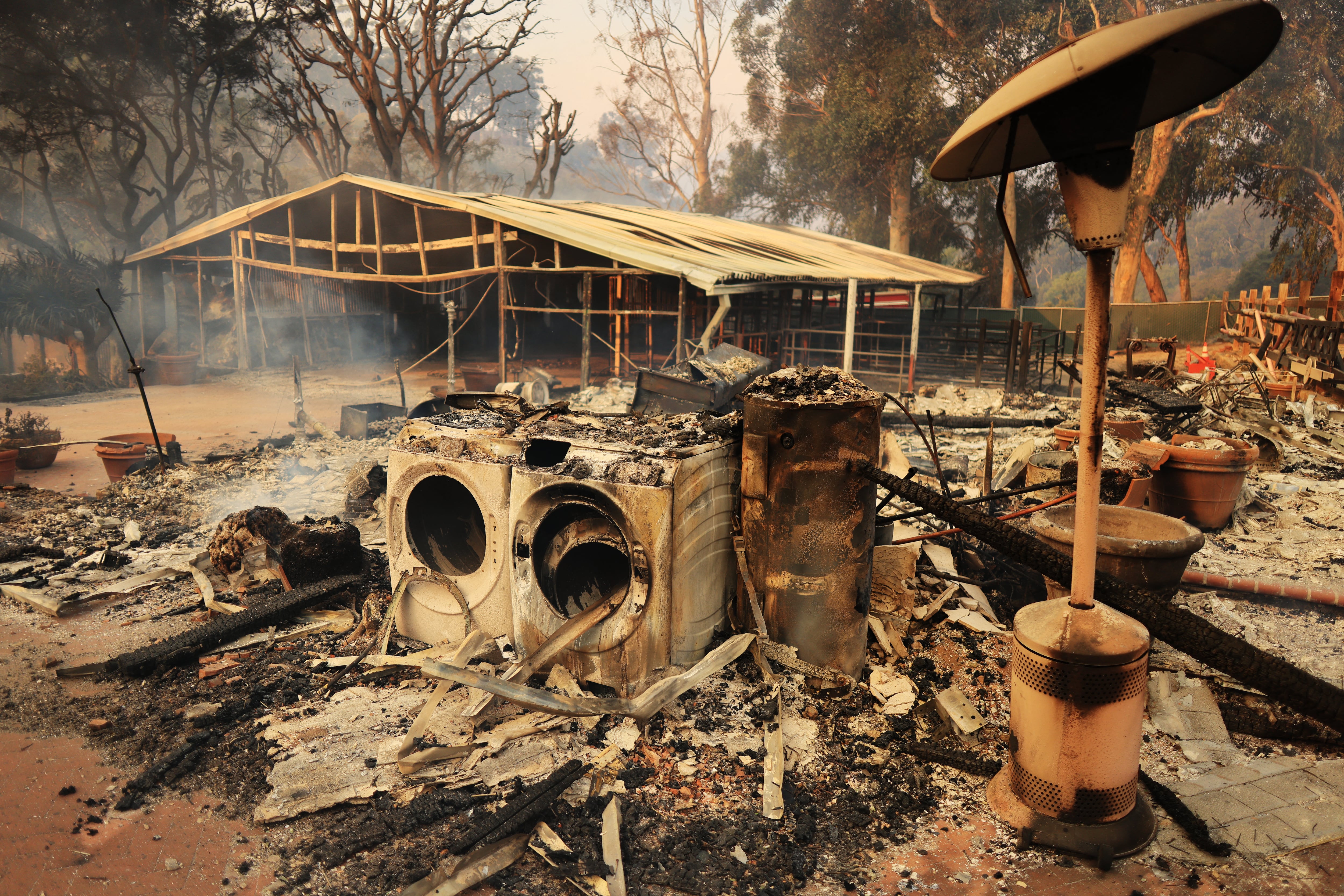 Un establo es destruido mientras el incendio Franklin crece en Malibú, California, el 10 de diciembre de 2024. (Foto de DAVID SWANSON / AFP)