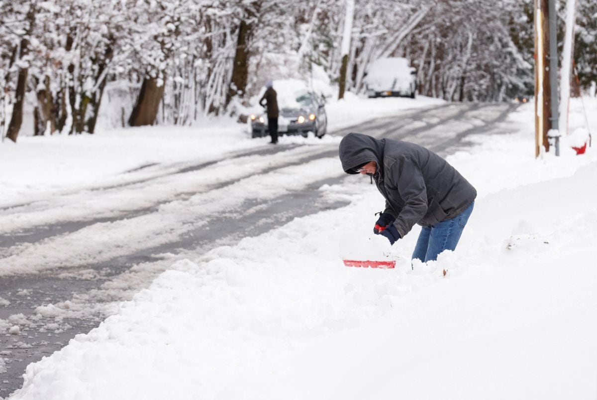 Un hombre palea nieve en Tappan, Nueva York, el 13 de febrero de 2024 (Foto: Kena Betancur / AFP)