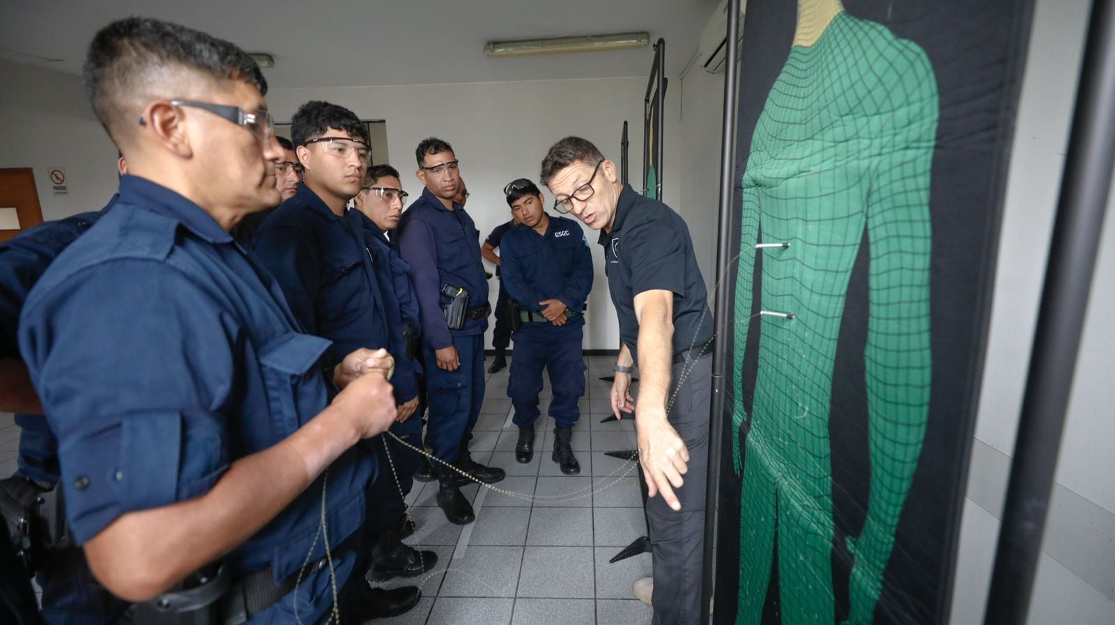 “Hemos dimensionado inicialmente la compra de 200 armas no letales para los miembros de serenazgo, pero también ampliaremos presupuesto para ir incrementando este número”, afirmó el alcalde de Lima. Foto: MML