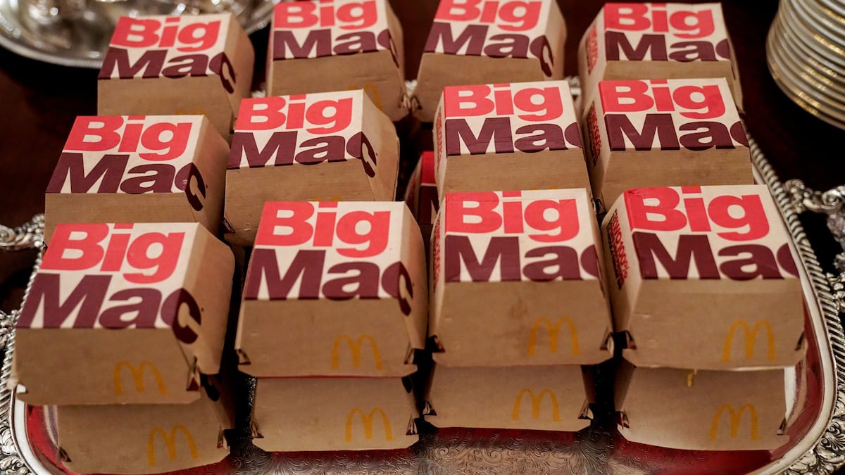 Olvídese del Big Mac: otra comida rápida muestra la verdadera debilidad de divisa clave