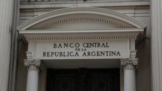 Banco Central argentino controla mercado por ahora, pero debe evitar "Bola de Leliq"