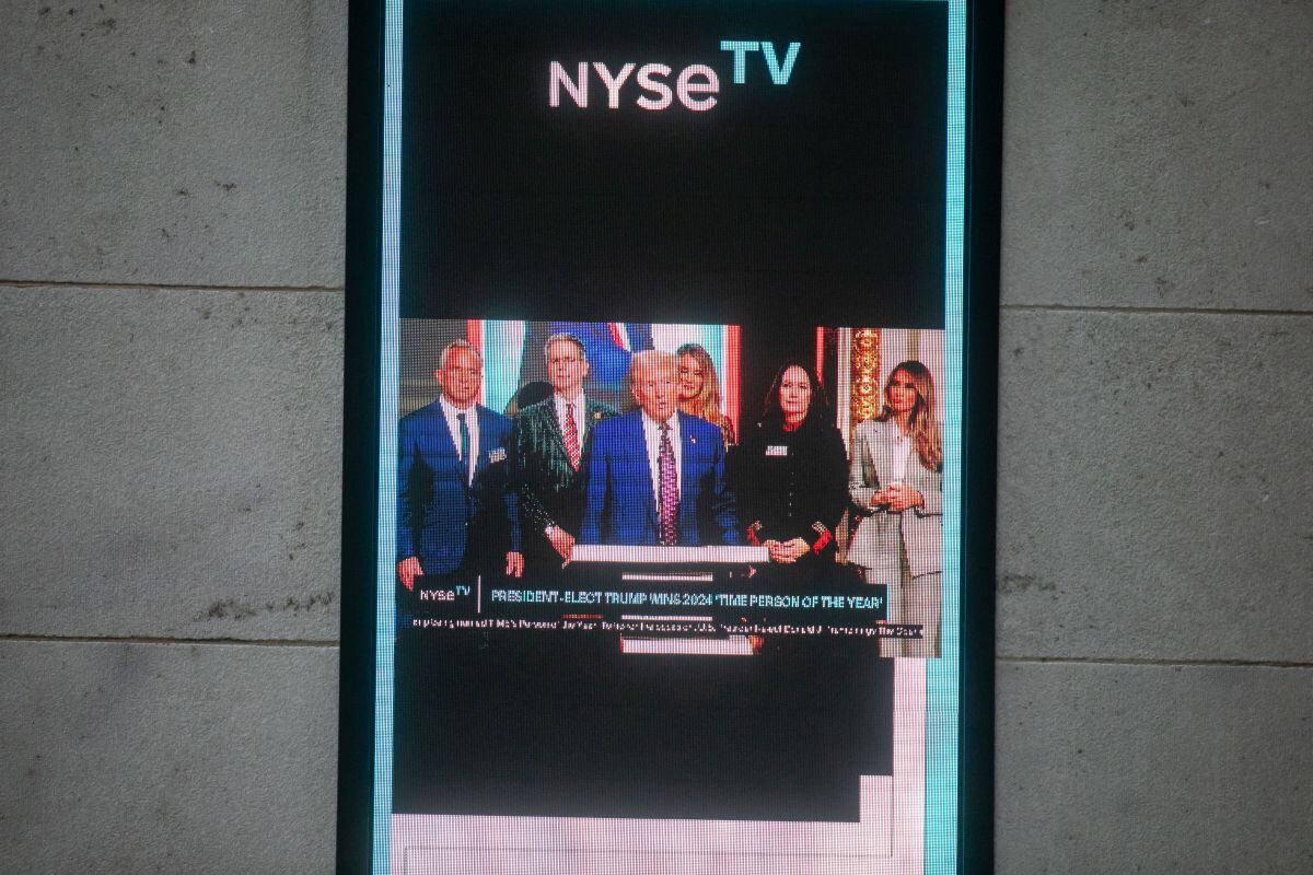 Un monitor muestra una imagen del presidente electo de Estados Unidos, Donald Trump, afuera de la Bolsa de Valores de Nueva York (NYSE), en Nueva York, EE.UU., el jueves 12 de diciembre de 2024. Foto: Bloomberg