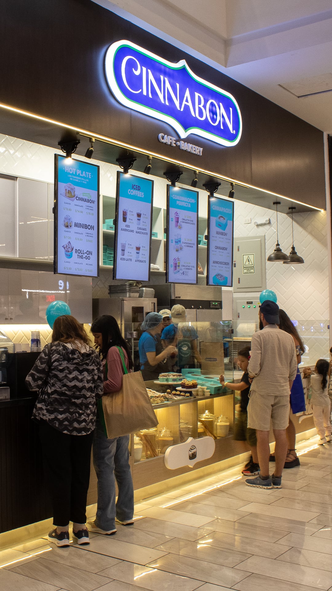 Cinnabon introducirá postres salados (snack boons), incorporando rellenos con jamón, queso, pepperoni y salsa de tomate, entre otros insumos. (Foto: Cinnabon Perú).