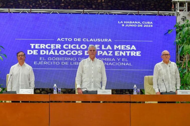 Gustavo Petro, Miguel Díaz-Canel y Antonio García, durante una mesa de diálogo en La Habana, este viernes. (Foto: PRESIDENCIA DE COLOMBIA)