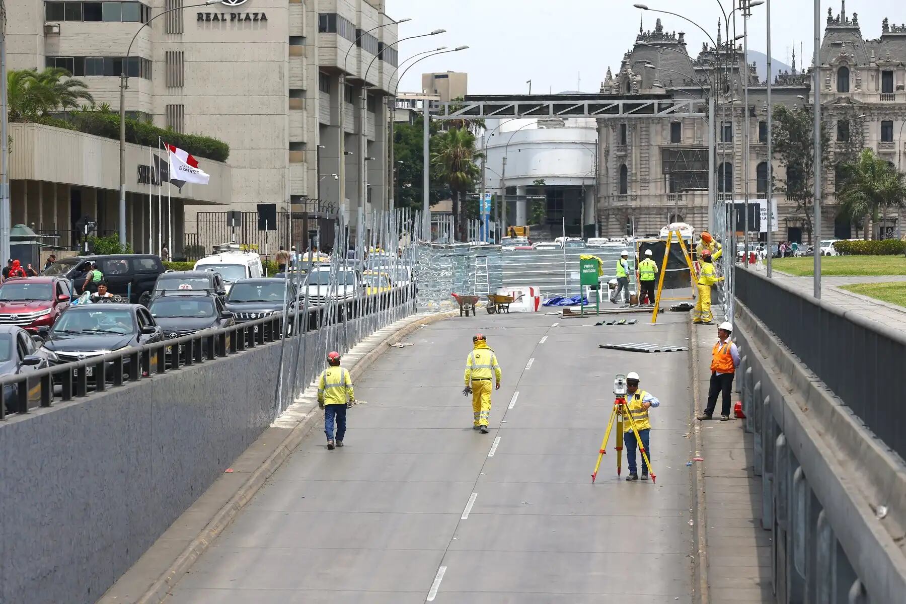 Tres de los cinco carriles de la vía Paseo de la República, con dirección al sur, se encuentran habilitados. Foto: Andina