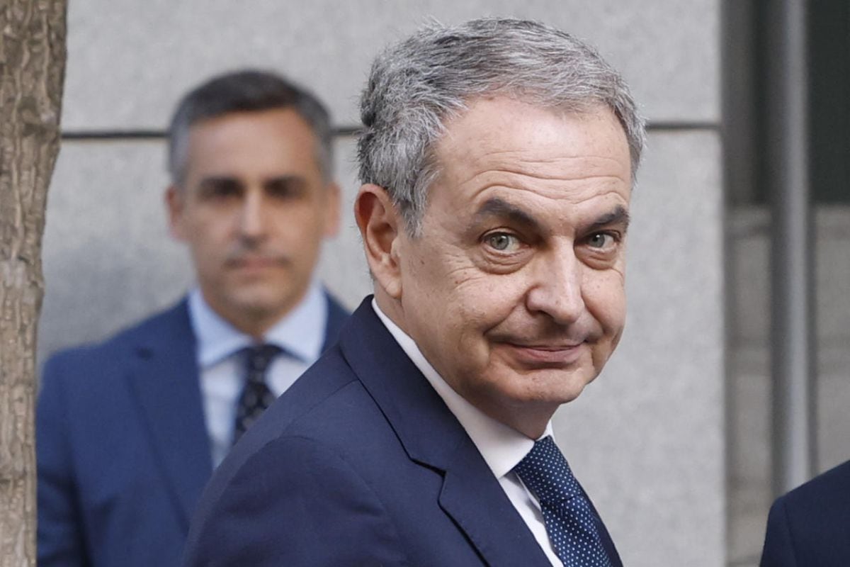 El expresidente del Gobierno, José Luis Rodríguez Zapatero, llega a la Audiencia Nacional para declarar como investigado por organización criminal, tráfico de influencias y falsedad en la causa sobre el préstamo a la compañía aérea Plus Ultra. Foto: EFE/ J.J.Guillen