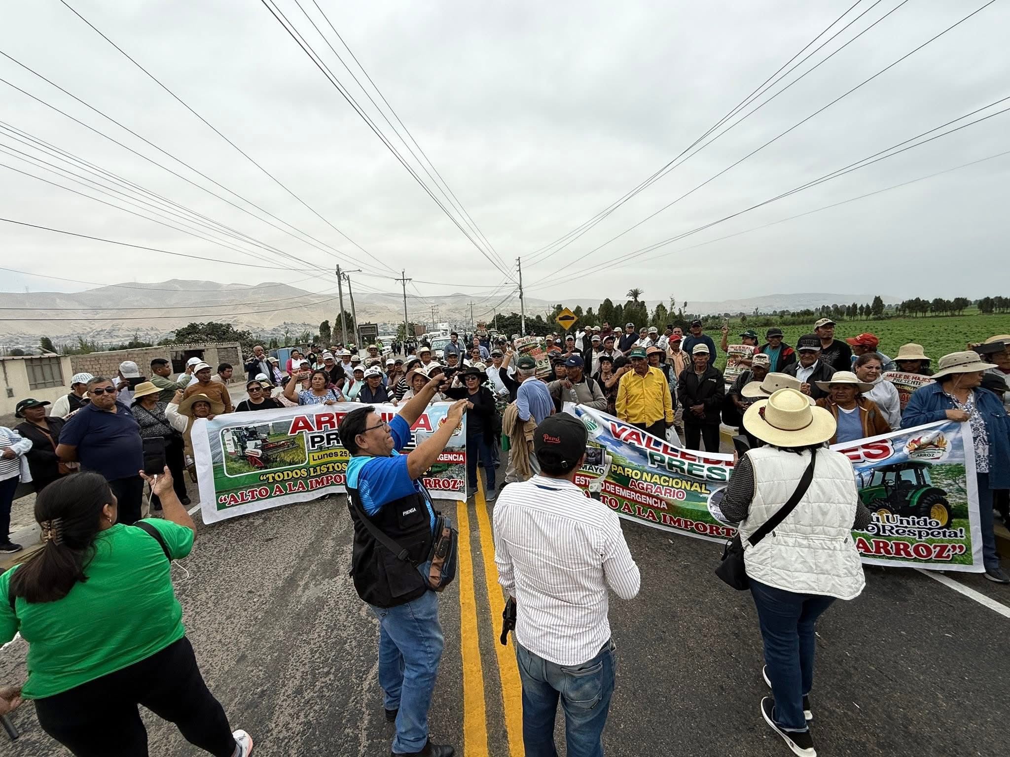 Productores de arroz bloquean la Panamericana Sur. (Foto: Difusión)