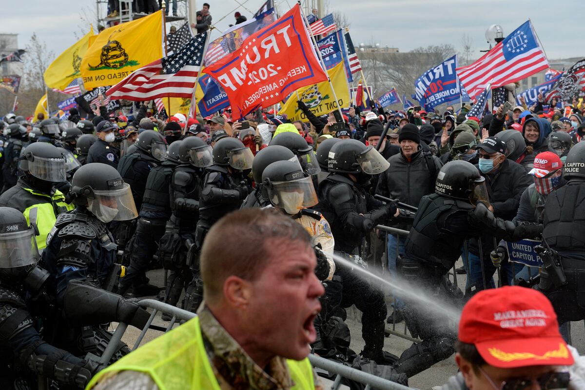 Los partidarios de Donald Trump chocan con la policía y las fuerzas de seguridad mientras intentan asaltar el Capitolio el 6 de enero del 2021. (Foto de Joseph Prezioso / AFP).