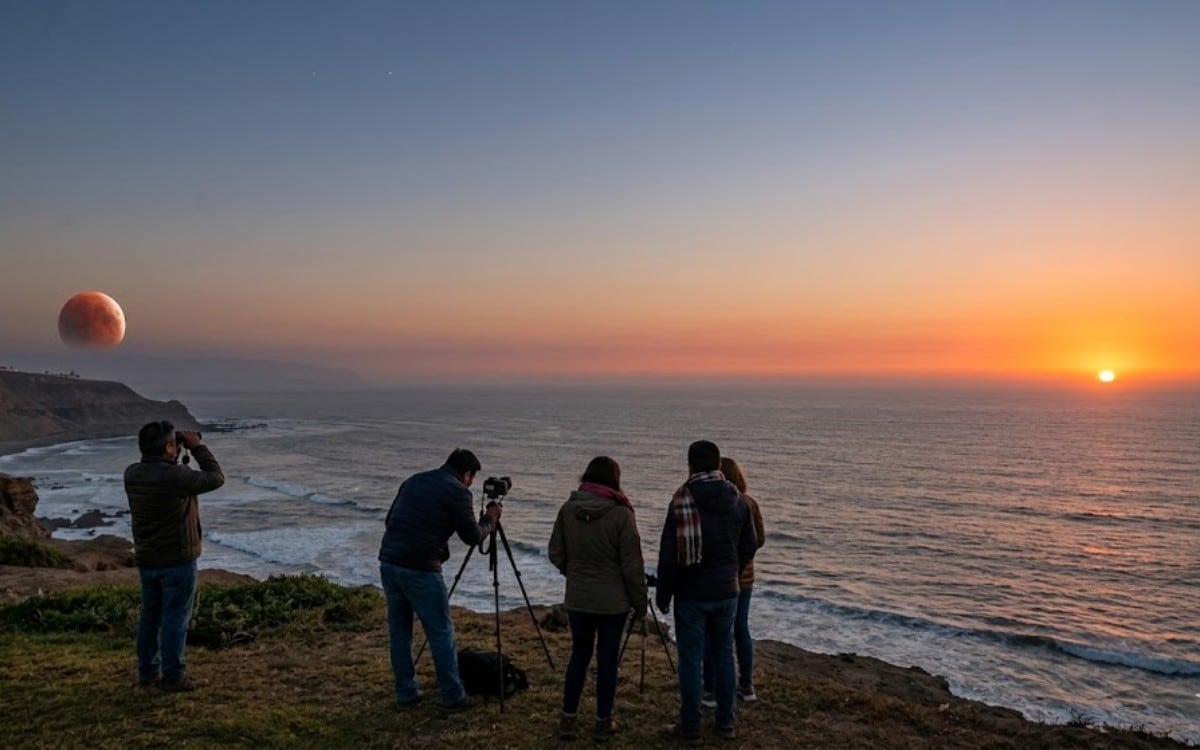 El selenelion es un fenómeno óptico que ocurre cuando el Sol y la Luna aparecen simultáneamente sobre el horizonte durante un eclipse lunar total. (Imagen referencial creada por El Comercio MAG usando la IA de "Perplexity")