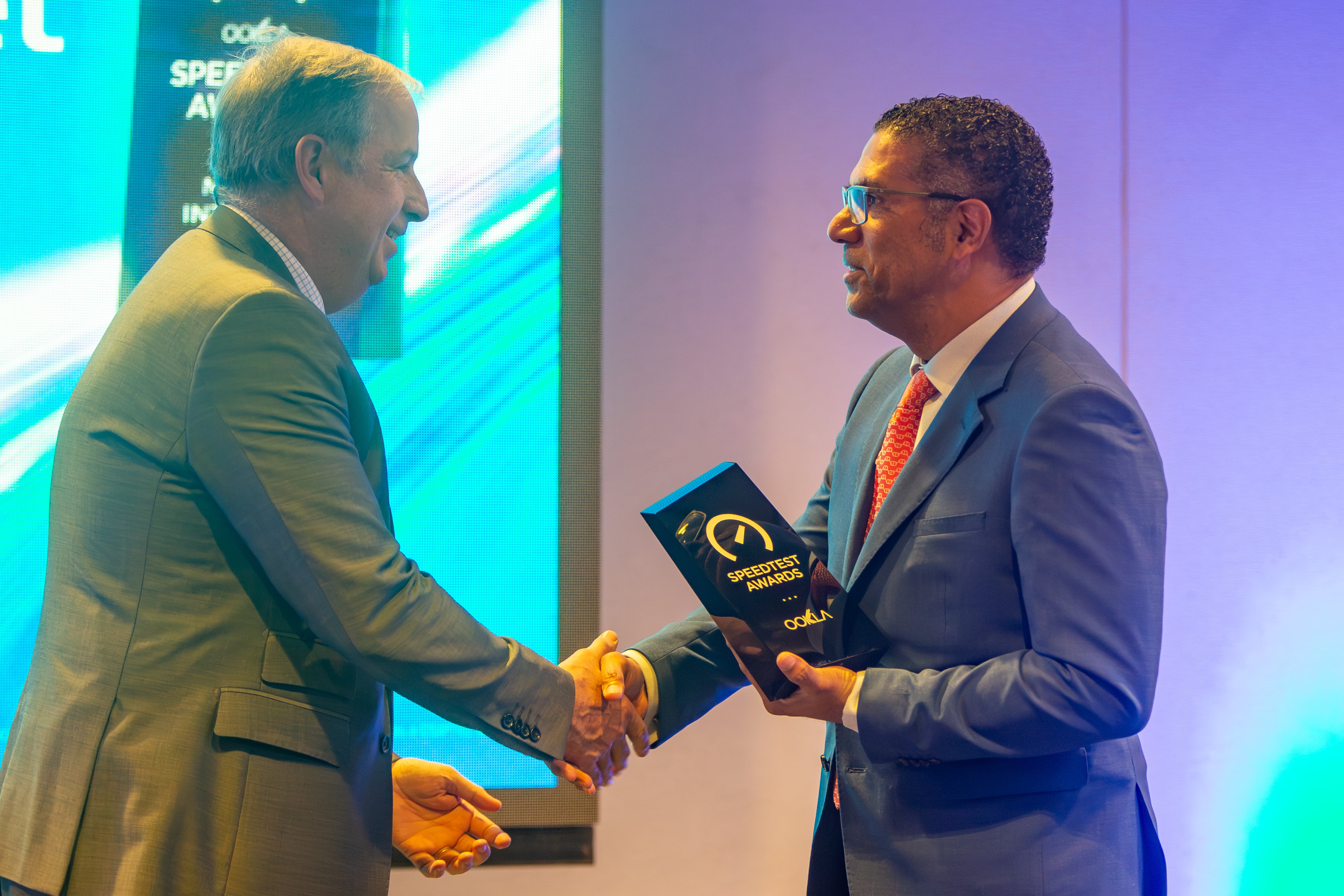 Germán Ranftl, presidente del directorio de Integratel Perú, recibe el premio de Movistar de manos de Juan Carlos Cisneros, Sales Director Latam de Ookla. Foto: Mario Zapata (@photo.gec).