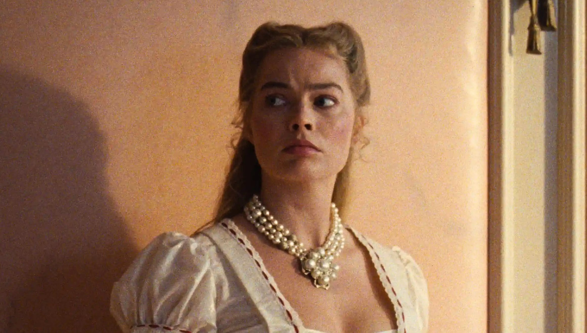 La actriz Margot Robbie como Catherine "Cathy" Earnshaw en una escena de la película "Cumbres borrascosas" (Foto: LuckyChap Entertainment / Warner Bros.)