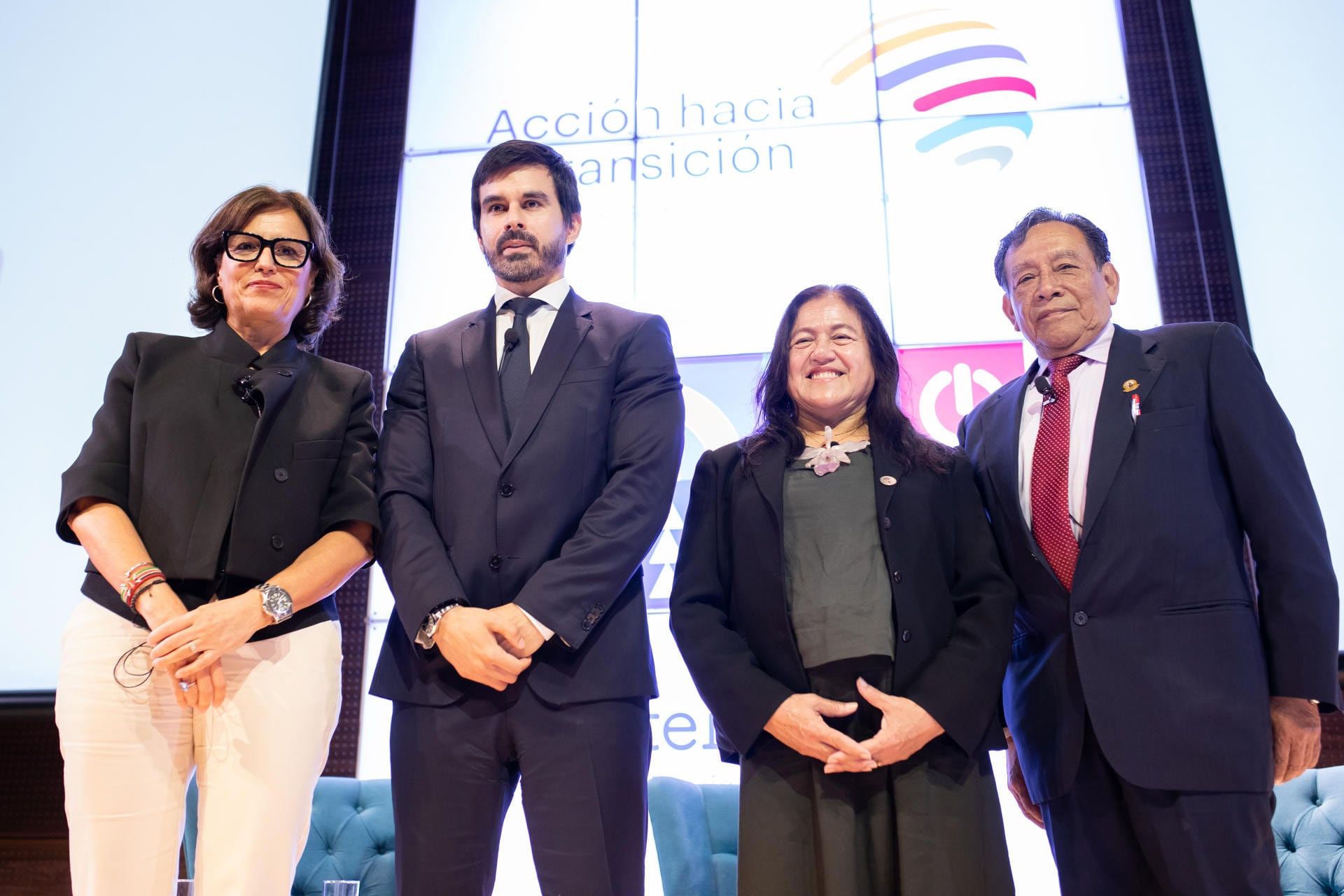 Desde la izquierda, la directora corporativa de Relaciones Institucionales, Comunicación Territorio de Redeia, Miryam Aguilar; el encargado Pais-Sector Privado de la Oficina, Ramiro Vilchez; la exministra de medio Ambiente en Perú, Albina Ruiz Ríos, y el gerente general de Inkaterra, Jose Purisaca Puicon, posan durante la 'II Jornada de Sostenibilidad y Energía en Iberoamérica' EFE/ Renato Pajuelo