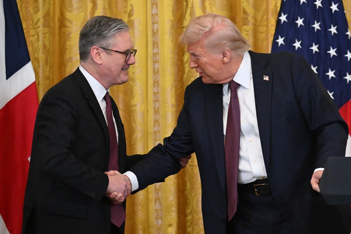 El presidente de Estados Unidos, Donald Trump, celebra una conferencia de prensa con el primer ministro británico, Keir Starmer, en la Sala Este de la Casa Blanca en Washington, DC, el 27 de febrero de 2025. (Foto de SAUL LOEB / AFP)