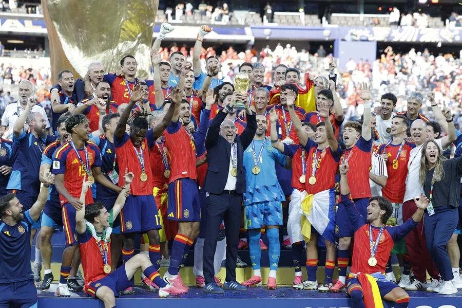 El seleccionador de España Luis de la Fuente celebra con el trofeo del Mundial de la FIFA 2026. EFE/ Lavandeira Jr