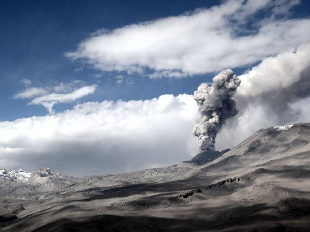 El monitoreo al volcán Sabancaya en Arequipa denota que el ligero aumento de la actividad eruptiva podría mantenerse en los próximos días. (Foto: Andina)