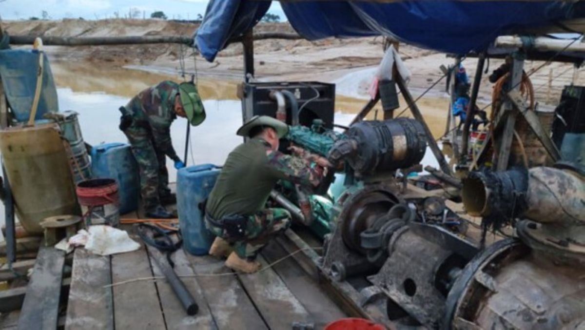 Autoridades destruyeron campamentos y equipos utilizados para la extracción ilegal de oro en Madre de Dios. Foto: PCM.