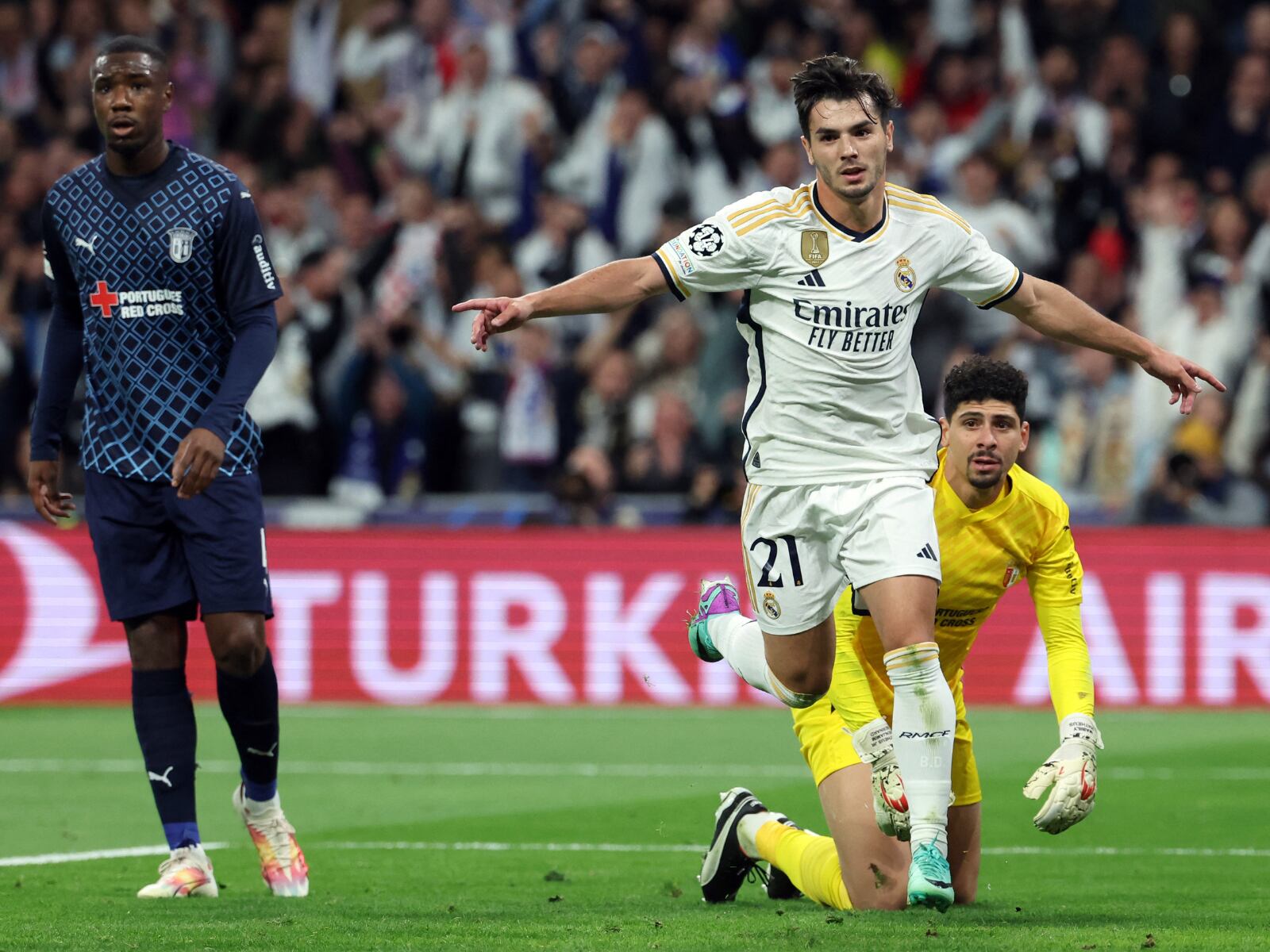 El delantero español del Real Madrid #21 Brahim Díaz celebra la anotación del primer gol durante el partido de fútbol del grupo C de la Liga de Campeones de la UEFA entre el Real Madrid CF y el SC Braga en el estadio Santiago Bernabéu de Madrid el 8 de noviembre de 2023. | Crédito: Pierre-Philippe Marcou / AFP