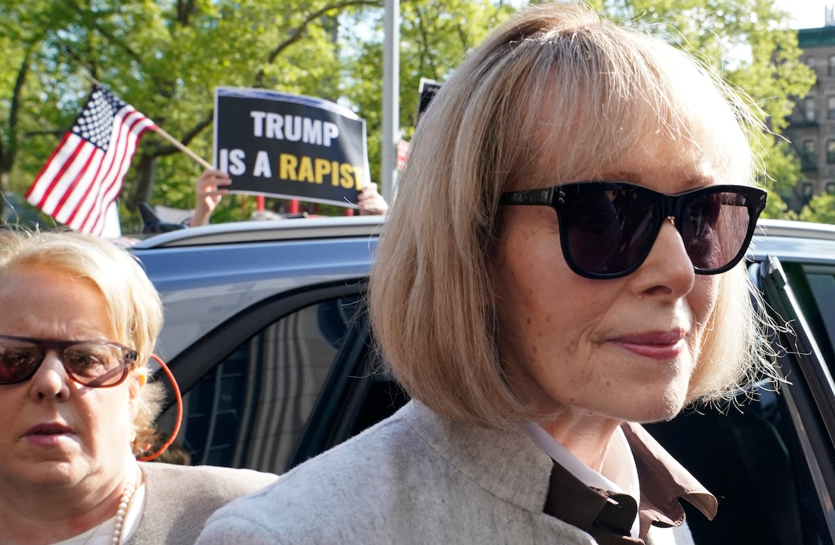 La escritora E. Jean Carroll llega al Tribunal Federal de Manhattan, en Nueva York, 25 de abril de 2023 (Foto de TIMOTHY A. CLARY / AFP).