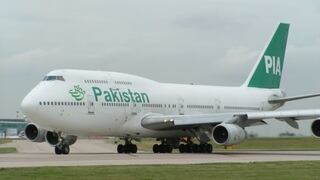 Avión con más de 40 personas a bordo se estrella en norte de Pakistán