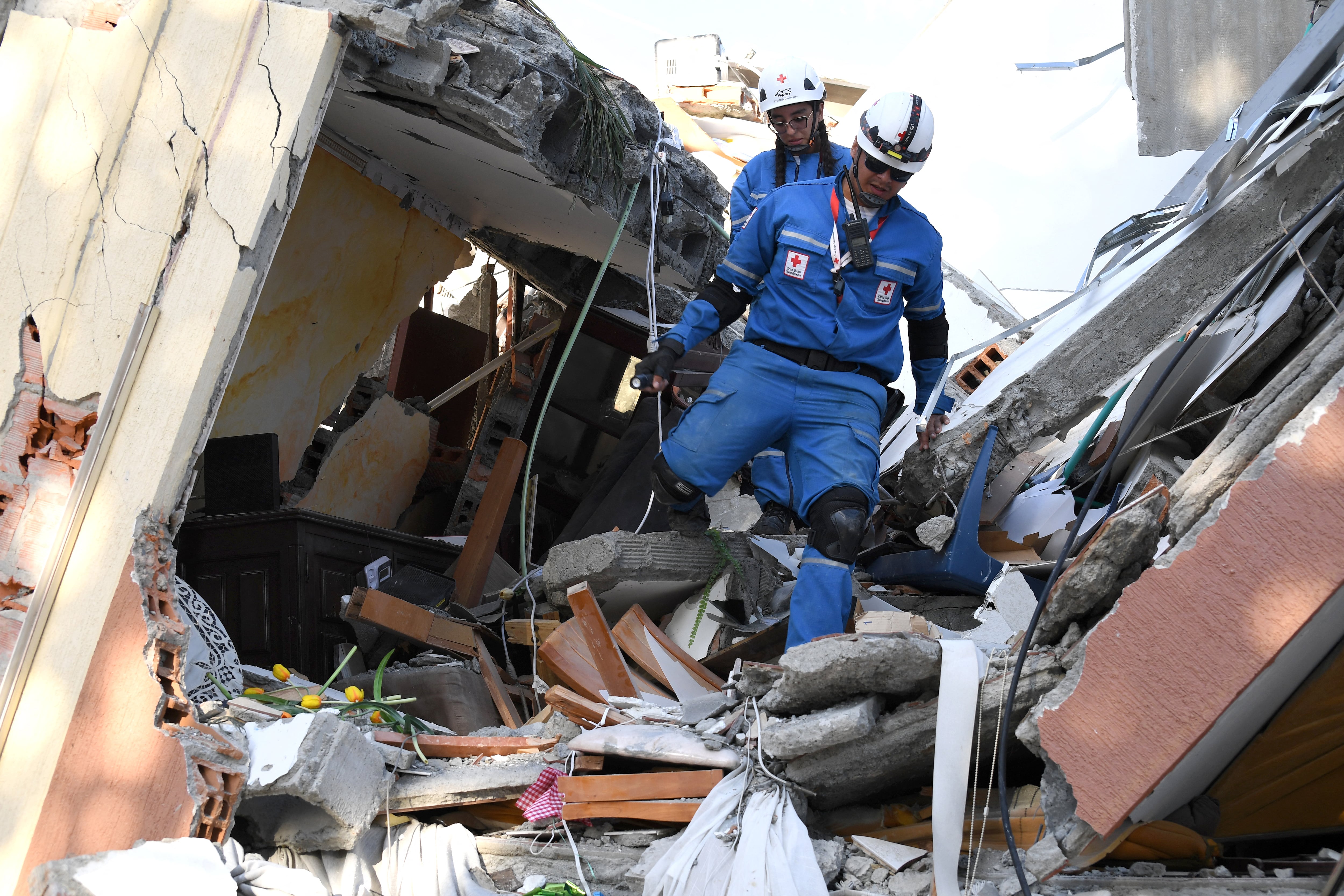 Con 111 fallecidos al cierre de esta edición, decenas de heridos y graves daños materiales, hoy corresponde, antes que hablar de negocios, expresar nuestra solidaridad con una nación que enfrenta una tragedia. (Foto de Jaime SALDARRIAGA / AFP).