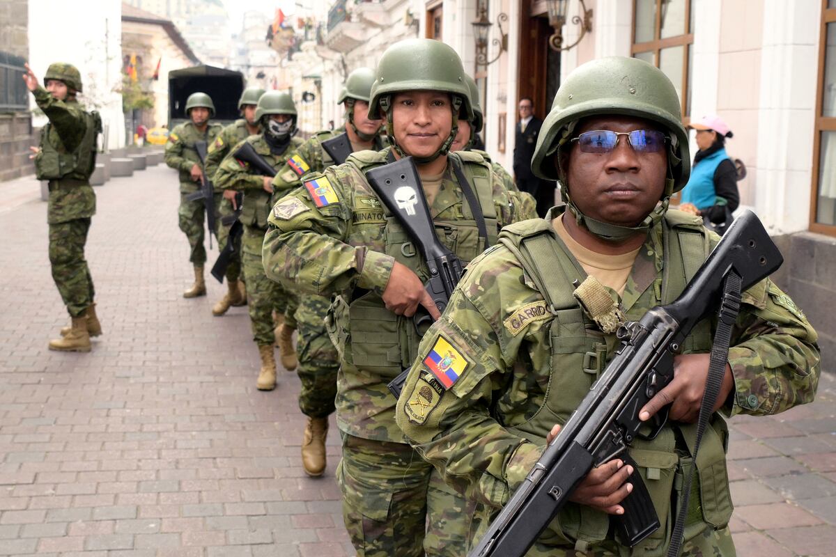 Los soldados están desplegados en el centro de Quito, Ecuador, el 9 de enero de 2024, un día después de que el presidente Daniel Noboa declarara el estado de excepción. (Foto de Rodrigo BUENDÍA / AFP).